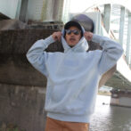 水色のパーカー