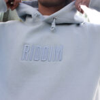 水色のパーカー