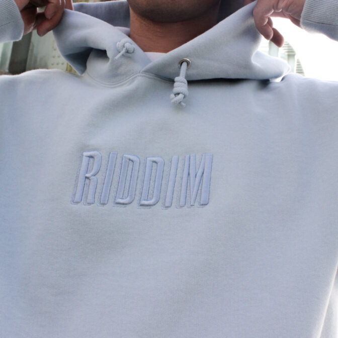 水色のパーカー