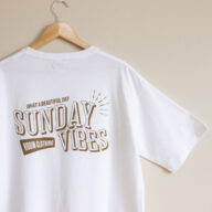 [WHITE] SUNDAY VIBES T-SHRIT